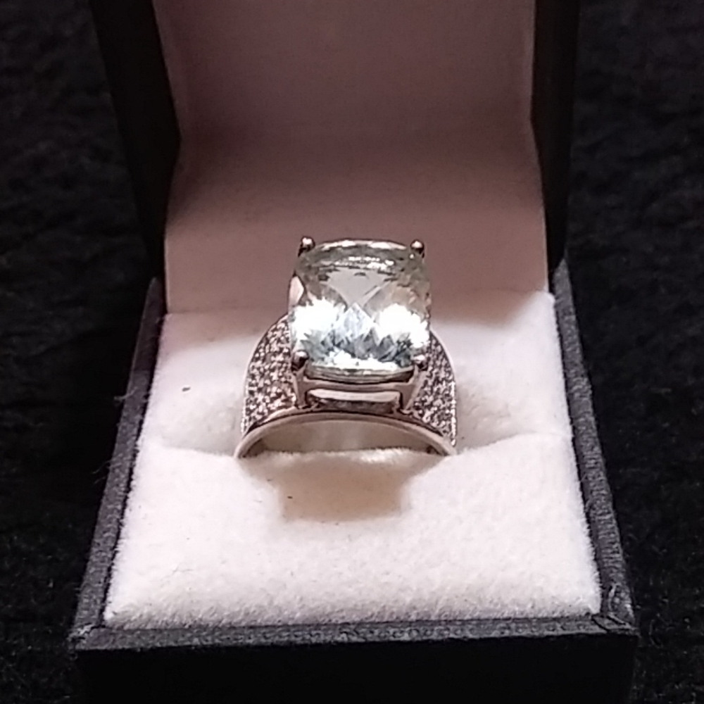 10 kt green sapphire in Sterling silver setting